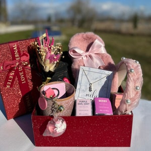 Gönnen Sie sich Geschenkbox: Einhorn-Schlüsselanhänger, rosa Becher, Kräutertee, Schokolade, Trockenblumen, Schmuck, flauschige Hausschuhe Perfekt zum Geburtstag