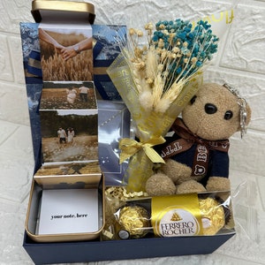 Personalisierter blauer Geschenkkorb mit Foto-Pop-up, Schokolade, Blumen, Halskette, Teddybär-Schlüsselanhänger – perfekt für besondere Anlässe, Geburtstag