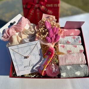 Rote Glitzer-Geschenkbox | Einhorn Schlüsselanhänger, Blumenstrauß, Halskette, Socken mit Herzmuster, Scrunchies Internationaler Frauentag, Geburtstag, Jubiläum