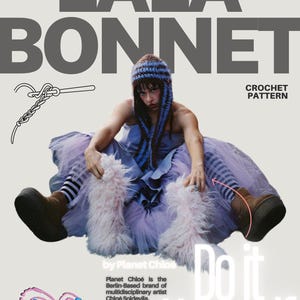Op de afbeelding: Een haakpatroon voor een blauw-wit gestreepte muts genaamd "Lala Bonnet" van Planet Chloé. Het patroon bevat een close-up van de steek en een foto van iemand die de muts draagt.