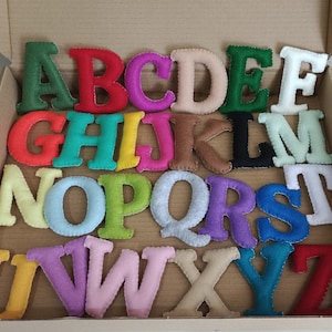 Filcowa litera alfabetu A-Z w kolorze wielokolorowym