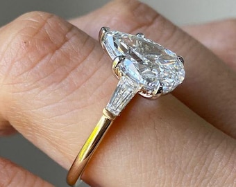 Pierścionek zaręczynowy z moissanitem o szlifie gruszkowym o masie 3,02 ct: srebro próby 925, akcenty ze złota