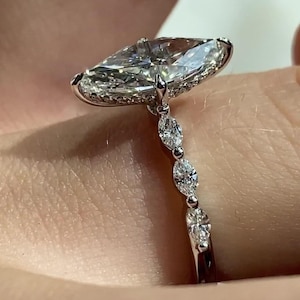 Anello di fidanzamento con moissanite taglio marquise/Anello nuziale con alone nascosto/Anello con accenti in moissanite taglio marquise/Regalo di anniversario per la moglie