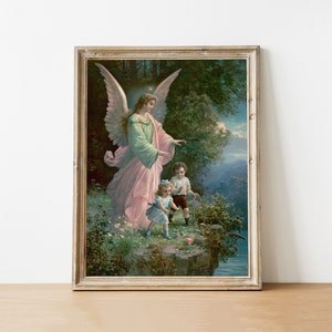 Puede incluir: Una pintura de un ángel con grandes alas, que lleva un vestido rosa y verde, guiando a dos niños a través de un bosque. El ángel está tendiéndoles la mano a los niños, que caminan por un sendero. La pintura está ambientada en un fondo de exuberante vegetación y un cielo azul.