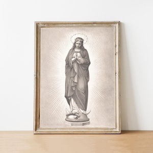 Puede incluir: Un dibujo en blanco y negro enmarcado de una mujer con una túnica larga con las manos juntas en oración. Está de pie sobre una luna creciente y rodeada de un halo de luz.