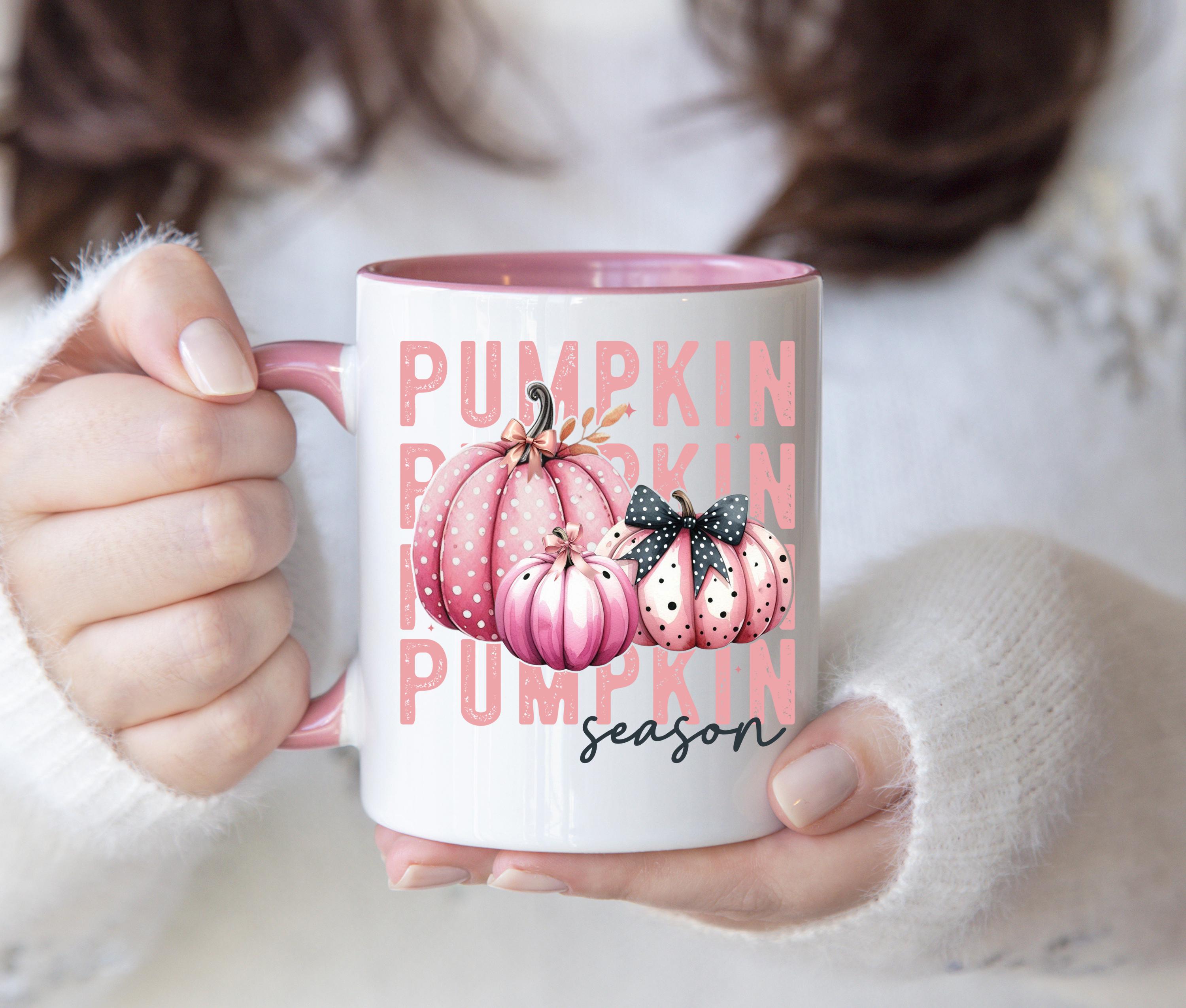 Una Tazza Di Halloween In Plastica A Forma Di Una Zucca Con Un Volto Foto Chiusura Scattata Su Sullo Sfondo Bianco 163671162 - 4
