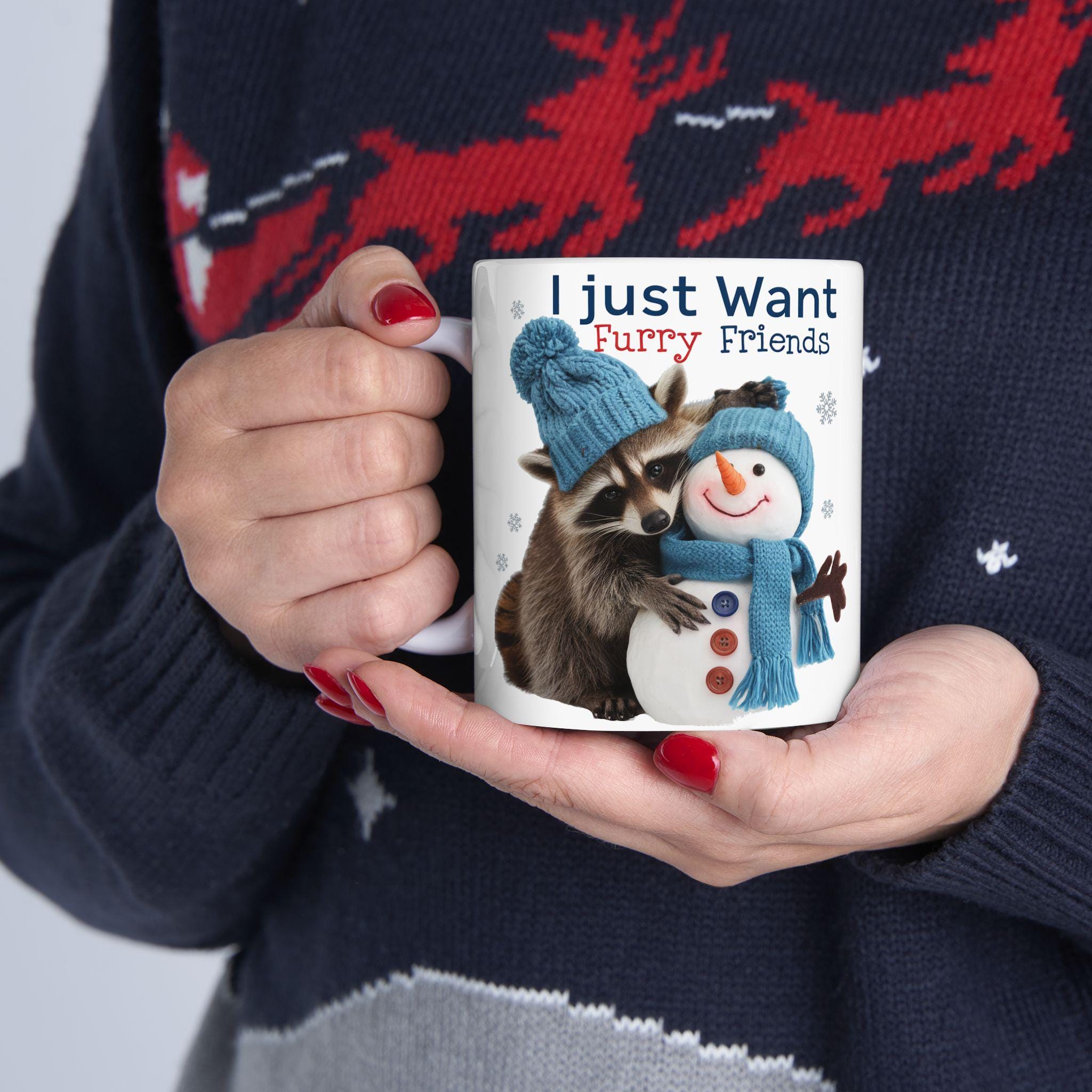 Taza "Solo quiero amigos peludos" / Linda taza con mapache y muñeco de nieve / Regalo para amantes de los animales de invierno / Taza de café acogedora para las fiestas