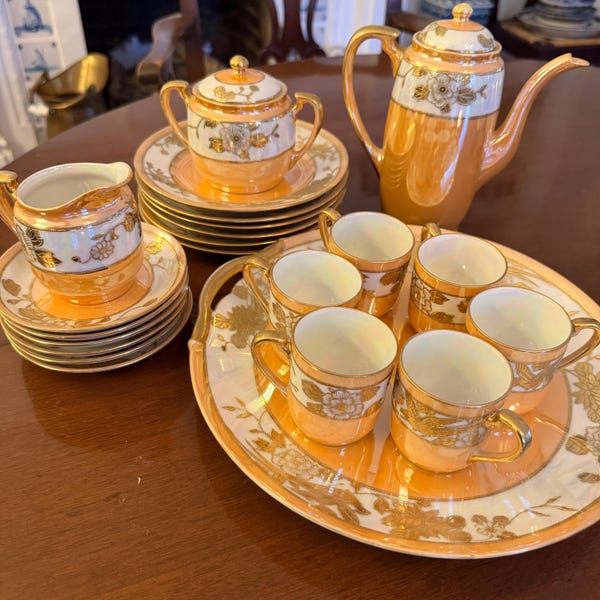 Juego de té y café vintage Noritake pintado a mano en lustre melocotón / Porcelana japonesa con motivos florales dorados, década de 1920