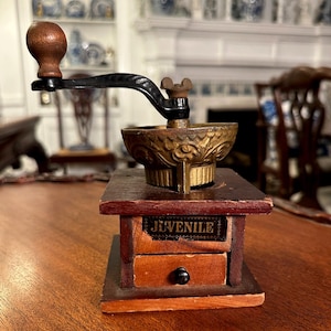 Charming Vintage Juvenile Coffee Grinder – A Miniature BREW-TIFUL Treasure!  Antique Rare Wooden   Vintage