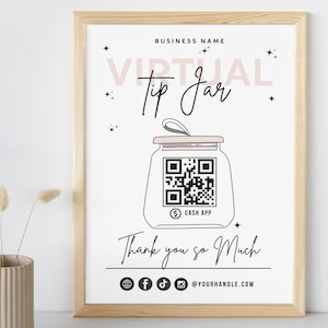Puede incluir: Un cartel imprimible con fondo blanco y texto negro que dice "VIRTUAL tip Jar". El cartel presenta una ilustración en blanco y negro de un frasco con un código QR en la parte delantera. El texto "$ CASH APP" está debajo del frasco. El cartel también incluye el texto "Muchas gracias" y iconos de redes sociales.