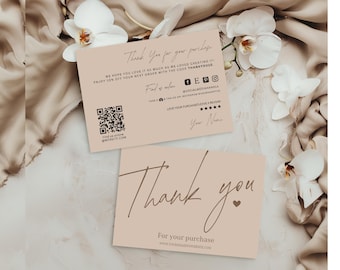 Puede incluir: Dos tarjetas de agradecimiento con fondo marrón y texto marrón. La primera tarjeta tiene un código QR y iconos de redes sociales. La segunda tarjeta tiene un agradecimiento escrito a mano con un corazón. El texto de la primera tarjeta dice: "Gracias por su compra. Esperamos que le guste tanto como a nosotros nos ha gustado crearlo. Disfrute de un 10% de descuento en su próximo pedido con el código THANKYOU10. Encuéntrenos en línea: [iconos de redes sociales]. ¿Le gusta su compra? Deje una reseña. Su nombre."