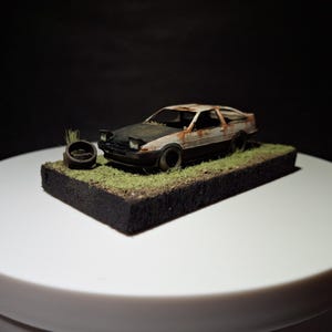 Diorama AE86 da discarica in scala 1:64 / Toyota Corolla AE86 Drift Legend / Diorama da garage fatto a mano / Scena di auto in miniatura JDM / Modello AE86 da discarica