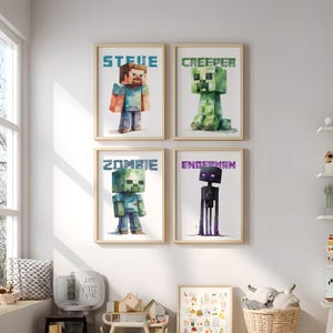 Könnte beinhalten: Vier gerahmte Aquarelldrucke mit Minecraft-Charakteren: Steve, Creeper, Zombie und Enderman. Jeder Druck hat den Namen des Charakters in blauer oder violetter Schrift. Die Drucke befinden sich in einem Kinderzimmer.