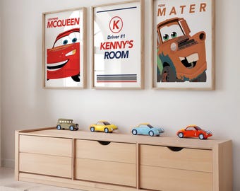 ピクサーカープリント（パーソナライズ）：ライトニング・マックィーン、メーター、ドク、マックの子供部屋用デコレーション（3枚セット）