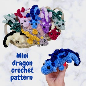 Może przedstawiać: Kolekcja kolorowych, mini szydełkowych smoków w wiklinowym koszu. Smoki są w różnych kolorach, w tym niebieskim, różowym, zielonym i żółtym. Na zdjęciu widać również niebieskiego smoka trzymanego w dłoni. Tekst na zdjęciu brzmi "Mini dragon crochet pattern."