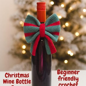 Può includere: Una bottiglia di vino con tappo rosso è adornata da un fiocco all'uncinetto fatto a mano. Il fiocco presenta strisce alternate di verde acqua e rosso. Il testo sull'immagine recita "Christmas Wine Bottle Bow" e "Beginner friendly crochet pattern."