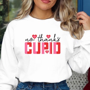 No, gracias Cupido camiseta divertida anti-San Valentín, camiseta de concientización para solteros, camisa gráfica de amor casual