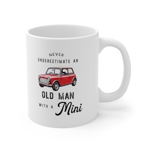 Ne sous-estimez jamais un vieil homme avec une mini tasse