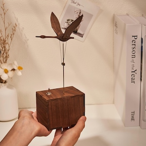 Cisne de madera, cisne autómata, caja de música, adorno, figura de pájaro, arte en madera, estatua, escultura, decoración del hogar, tallado en madera, hecho a mano, artesanía