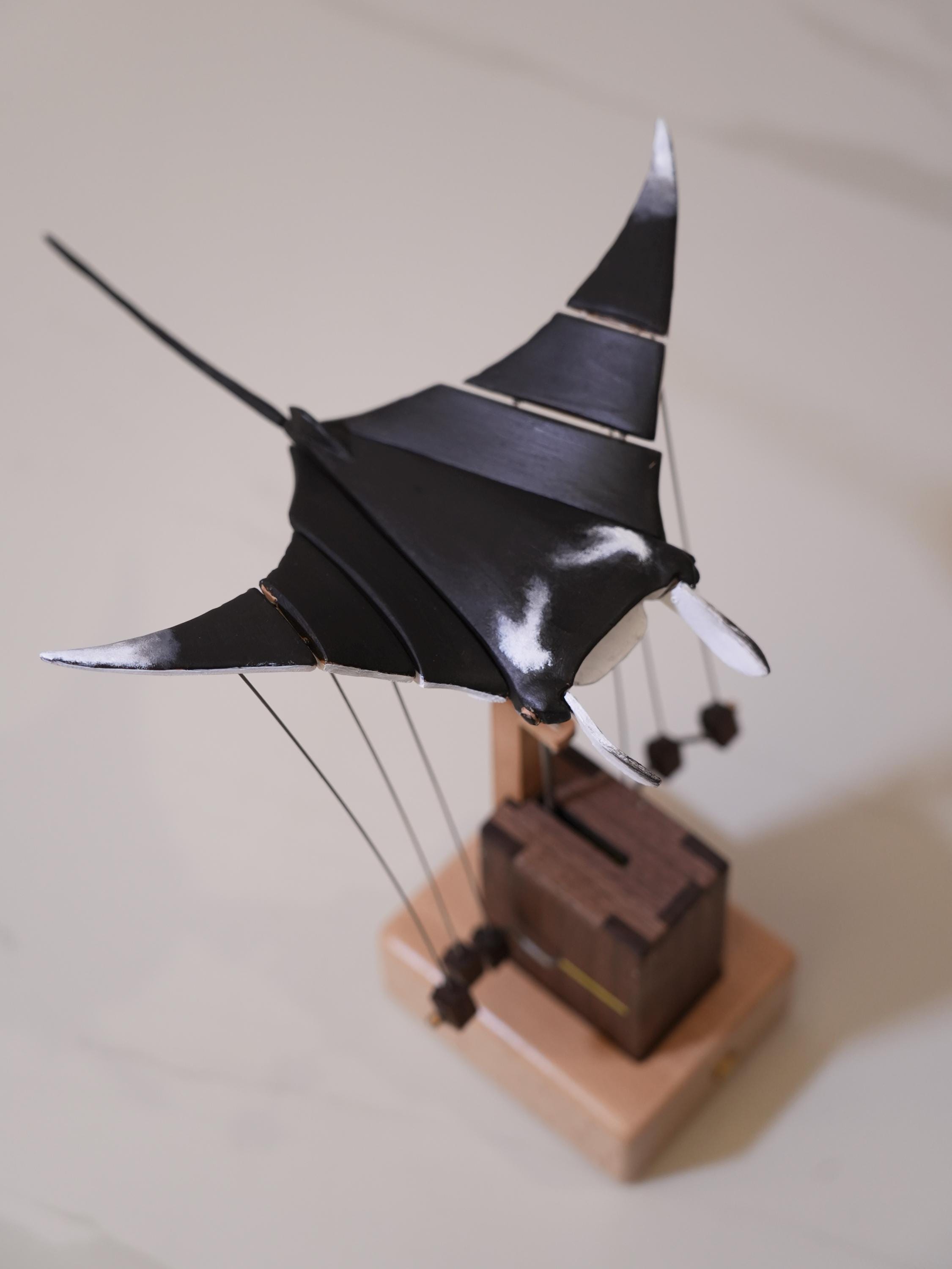 空飛ぶマンタのオートマタ | 木製キネティック彫刻 | 機械仕掛けの