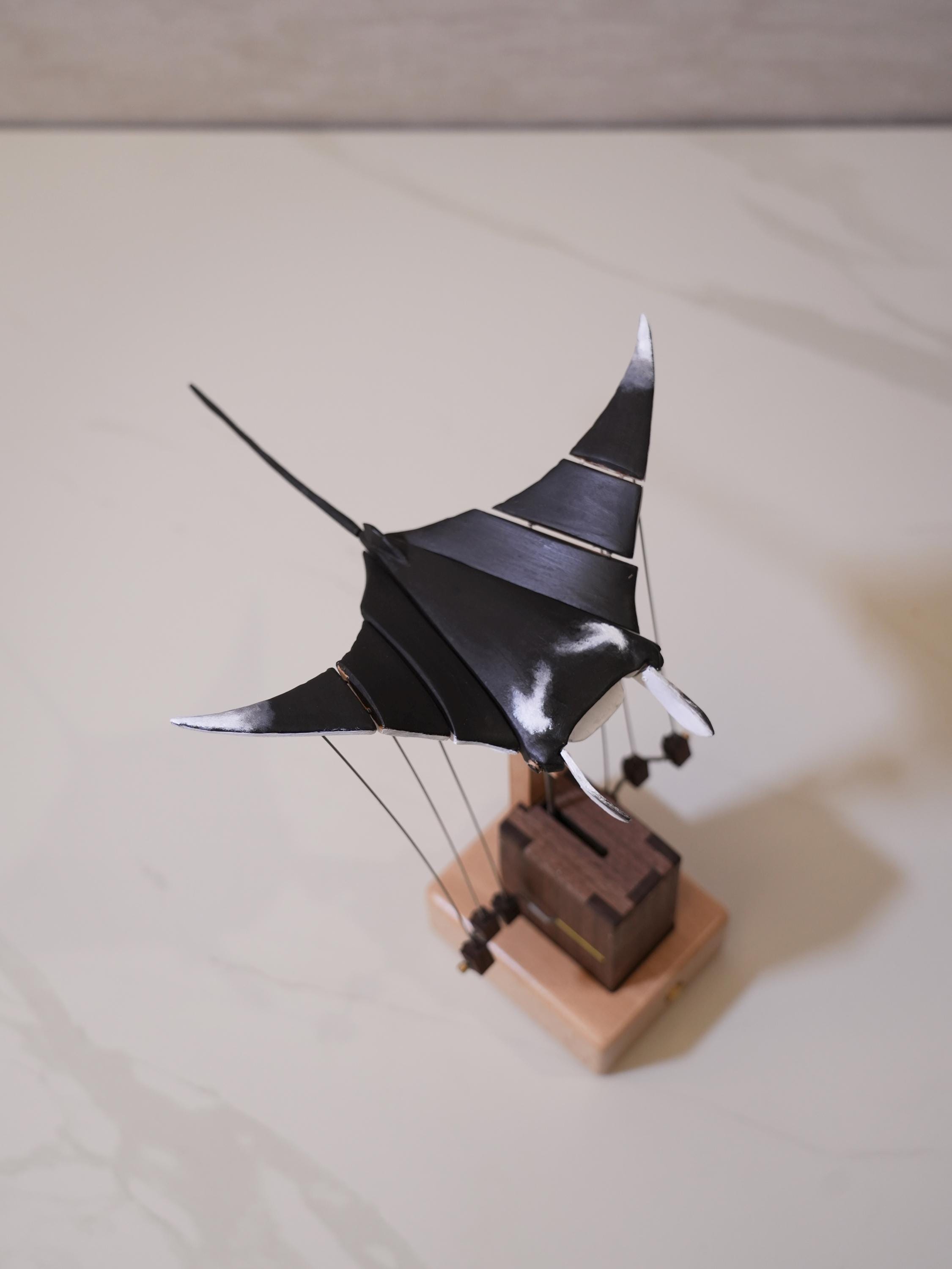 空飛ぶマンタのオートマタ | 木製キネティック彫刻 | 機械仕掛けの