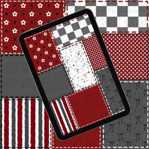 Op de afbeelding: Een digitale tablet met een zwarte rand is over een patchwork-ontwerp geplaatst. Het patchwork heeft verschillende patronen in rood, wit en grijs, waaronder sterren, bloemen, strepen en een dambordpatroon. Het ontwerp heeft een gestikte rand.