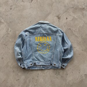 Kurtka jeansowa vintage Nirvana Smiley Back Print Grunge Rock Band Trucker z przetarciami Retro męska M Blue