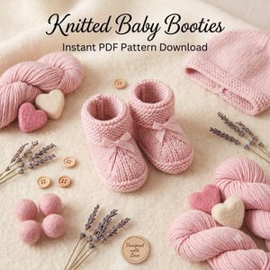 Könnte beinhalten: Knitted Baby Booties Instant PDF Pattern Download. Ein Paar hellrosa gestrickte Babyschuhe mit kleinen Schleifen, begleitet von rosa Garn, einer passenden Mütze, Holzknöpfen, Filzherzen und getrockneten Lavendelzweigen auf einer weichen Unterlage.