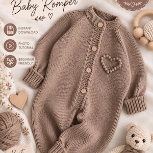 Op de afbeelding: Een lichtbruine gebreide babyromper met lange mouwen, geribbelde boorden en een knoopsluiting aan de voorzijde. Het kledingstuk heeft een textuurhart op de borst. De tekst op de afbeelding bevat KNITTING PATTERN Baby Romper, SIZE 0-3 MONTHS, INSTANT DOWNLOAD, PHOTO TUTORIAL, BEGINNER FRIENDLY en Knit with Love.