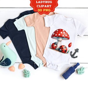 Może przedstawiać: Cztery body dla niemowląt w r&oacute;żnych kolorach, z jednym body przedstawiającym czerwono-białego grzyba z dwoma biedronkami. Tekst "Ladybug Clipart 30 PNG" znajduje się w czerwonym polu na g&oacute;rze obrazu.