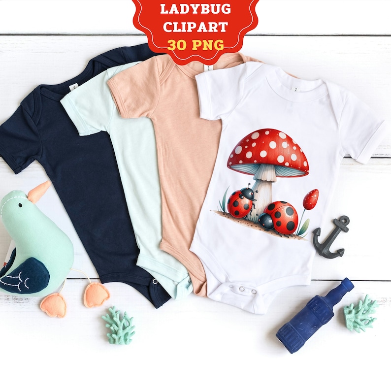 Może przedstawiać: Cztery body dla niemowląt w r&oacute;żnych kolorach, z jednym body przedstawiającym czerwono-białego grzyba z dwoma biedronkami. Tekst "Ladybug Clipart 30 PNG" znajduje się w czerwonym polu na g&oacute;rze obrazu.