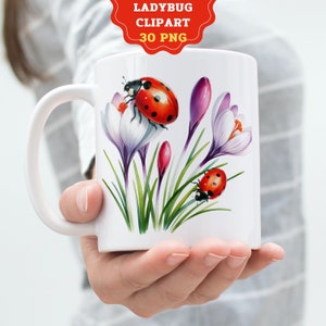 Może przedstawiać: Biały kubek ceramiczny z wzorem czerwonych biedronek na fioletowych i białych krokusach.