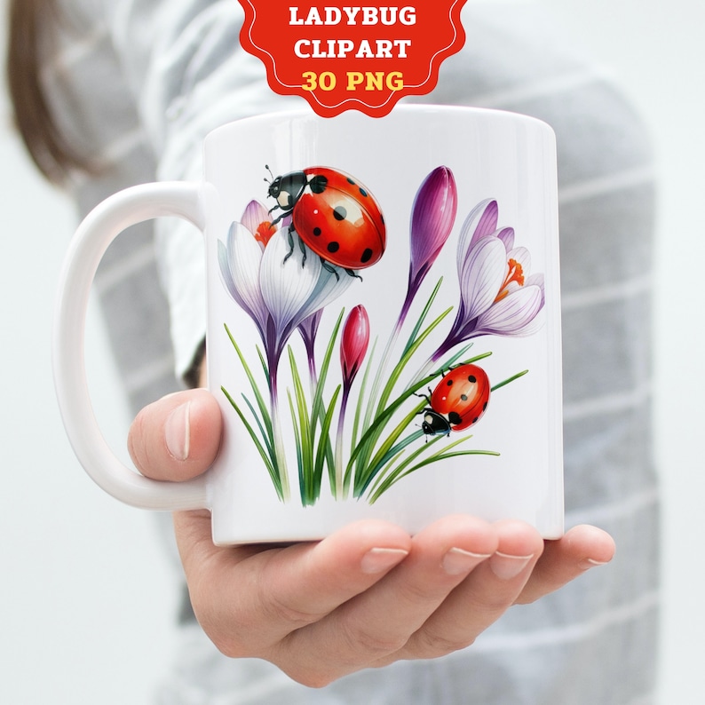 Może przedstawiać: Biały kubek ceramiczny z wzorem czerwonych biedronek na fioletowych i białych krokusach.