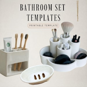 Puede incluir: Un juego de baño blanco con un soporte para cepillos de dientes, un jabonera y un organizador de maquillaje. El soporte para cepillos de dientes contiene cepillos de dientes y pasta de dientes. El organizador de maquillaje contiene brochas, pintalabios y otros cosméticos.
