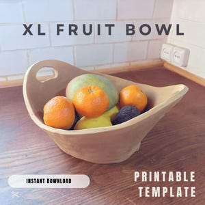 Könnte beinhalten: Eine druckbare Vorlage für eine große, hölzerne Obstschale mit Griff. Die Schale ist gefüllt mit Orangen, einer Mango und einer Avocado. Der Text "XL FRUIT BOWL" befindet sich oben im Bild. Der Text "INSTANT DOWNLOAD" befindet sich unten links im Bild. Der Text "PRINTABLE TEMPLATE" befindet sich unten rechts im Bild.