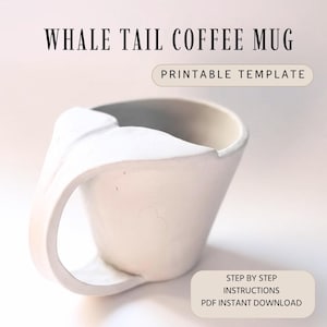 Op de afbeelding: Een witte keramische koffiemok met een walvisstaart handvat. De mok heeft een uniek ontwerp en de tekst "WHALE TAIL COFFEE MUG" staat bovenaan. De woorden "PRINTABLE TEMPLATE" en "STEP BY STEP INSTRUCTIONS PDF INSTANT DOWNLOAD" zijn ook zichtbaar.
