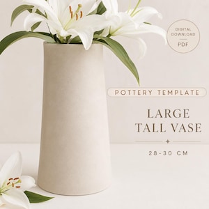 Può includere: Un vaso cilindrico alto color beige con una finitura opaca liscia, contenente fiori di giglio bianchi. Il testo recita: DIGITAL DOWNLOAD PDF, POTTERY TEMPLATE, LARGE TALL VASE, 28-30 CM. Il vaso è progettato per un'altezza di 28-30 centimetri.