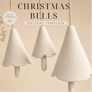Op de afbeelding: Drie gebroken witte keramische klokvormen hangend aan touwtjes. De tekst CHRISTMAS BELLS POTTERY TEMPLATE is bovenaan zichtbaar, samen met een ronde badge met de tekst DIGITAL DOWNLOAD PDF. De klokken hebben een gladde, matte afwerking.