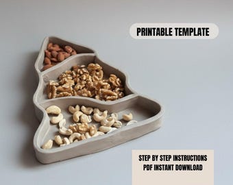 Puede incluir: Una bandeja de servir en forma de árbol de color gris claro llena de almendras, nueces y anacardos. La bandeja tiene tres compartimentos separados. El texto de la imagen dice "PRINTABLE TEMPLATE" y "STEP BY STEP INSTRUCTIONS PDF INSTANT DOWNLOAD".