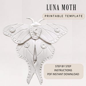 Puede incluir: Una plantilla imprimible de Luna Moth blanca con el texto "LUNA MOTH" en la parte superior. La plantilla incluye el texto "PRINTABLE TEMPLATE" y "STEP BY STEP INSTRUCTIONS PDF INSTANT DOWNLOAD". La polilla tiene patrones de alas detallados.