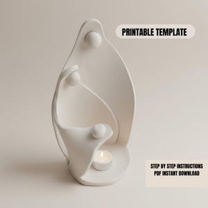 Op de afbeelding: Een witte keramische sculptuur van een gezin, met een kaarsenhouder aan de basis. De sculptuur heeft een glad, vloeiend ontwerp met afgeronde vormen. De afbeelding bevat de tekst "PRINTABLE TEMPLATE" en "STEP BY STEP INSTRUCTIONS PDF INSTANT DOWNLOAD".