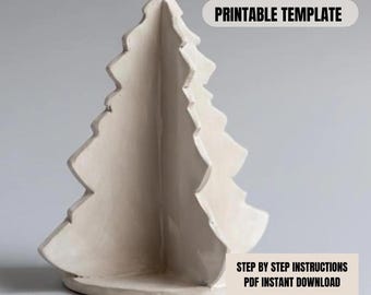 Puede incluir: Una escultura de árbol de Navidad estilizada de color crema. El árbol tiene un diseño en zigzag en capas y se asienta sobre una base circular. El texto de la imagen dice "PRINTABLE TEMPLATE" y "STEP BY STEP INSTRUCTIONS PDF INSTANT DOWNLOAD".