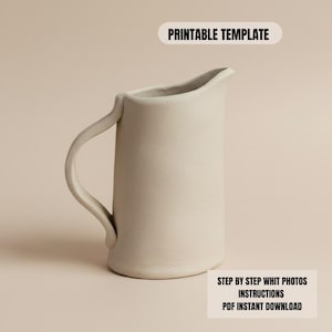 Puede incluir: Una jarra de cerámica de color crema con un asa curva y un pico. La jarra tiene un acabado liso y mate. El texto de la imagen dice "PRINTABLE TEMPLATE" y "STEP BY STEP WHIT PHOTOS INSTRUCTIONS PDF INSTANT DOWNLOAD."