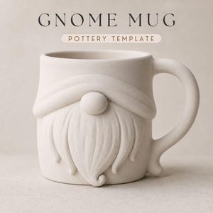 Könnte beinhalten: Ein matter, cremeweißer Keramikbecher mit einem modellierten Zwergengesicht, bestehend aus einem markanten Bart, einer runden Nase und einer breiten Hutkrempe. Der Text GNOME MUG POTTERY TEMPLATE steht in dunkler Schrift über dem Becher.