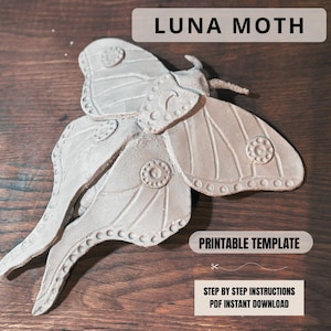 Peut inclure: Une sculpture détaillée d'un papillon de nuit Luna de couleur claire, avec des motifs d'ailes complexes. Le papillon est fait d'un matériau texturé et est présenté sur une surface en bois. Le texte sur l'image indique "LUNA MOTH" et "PRINTABLE TEMPLATE".