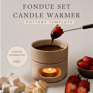 Puede incluir: Un set de fondue de cerámica beige con calentador de vela, con el texto FONDUE SET CANDLE WARMER POTTERY TEMPLATE y DIGITAL DOWNLOAD PDF. Un tenedor de metal sostiene una fresa bañada en chocolate sobre el cuenco, con malvaviscos, plátanos y fresas.
