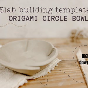 Puede incluir: Un tazón de cerámica marrón claro con un diseño único inspirado en el origami. El tazón está sentado sobre un paño blanco y una superficie de madera. El texto "Slab building template ORIGAMI CIRCLE BOWL" es visible en la parte superior de la imagen. El texto "DIGITAL download" es visible en la esquina inferior derecha de la imagen.