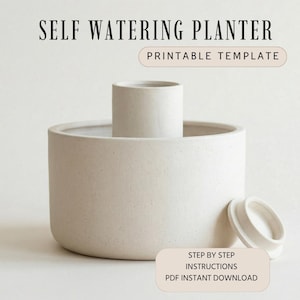 Puede incluir: Una maceta autorriego de color crema con un centro cilíndrico y una tapa en forma de anillo separada. El texto "SELF WATERING PLANTER" y "PRINTABLE TEMPLATE" están en la parte superior. El texto inferior dice "STEP BY STEP INSTRUCTIONS PDF INSTANT DOWNLOAD."