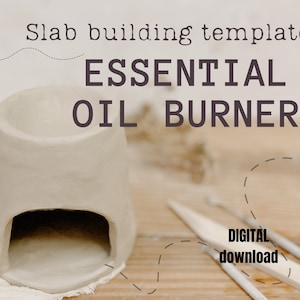 Op de afbeelding: Een digitaal downloadbare sjabloon voor het bouwen van een keramische essentiële oliebrander. De sjabloon is voor een project voor het bouwen van platen. De afbeelding toont een afgewerkte oliebrander gemaakt van lichtbeige klei, die op een witte doek en een houten oppervlak ligt. De afbeelding toont ook twee houten gereedschappen voor het vormen van klei.