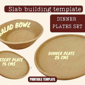 Könnte beinhalten: Ein Set aus drei unglasierten Keramikplatten und -schalen. Das Set beinhaltet eine Salatschüssel, einen Dessertteller (15 cm) und einen Essteller (25 cm). Der Text "Slab building template" und "Dinner Plates Set" sind zu sehen.